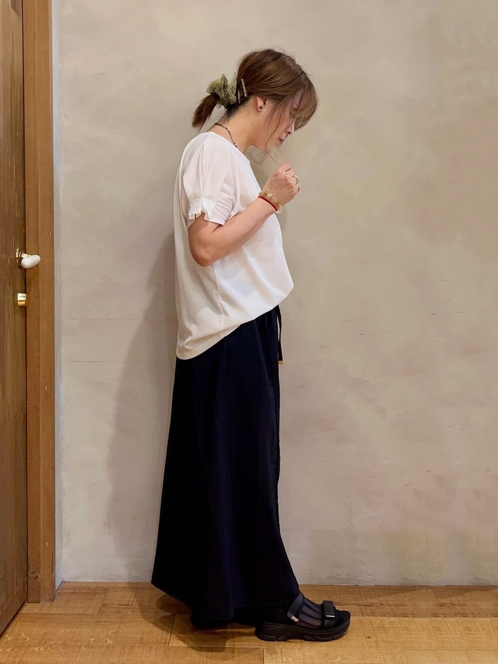 ホワイト系のTシャツ/カットソー、ブラック系のその他パンツ、ブラック系のサンダルを着用したレディースの夏コーディネートの2枚目の写真