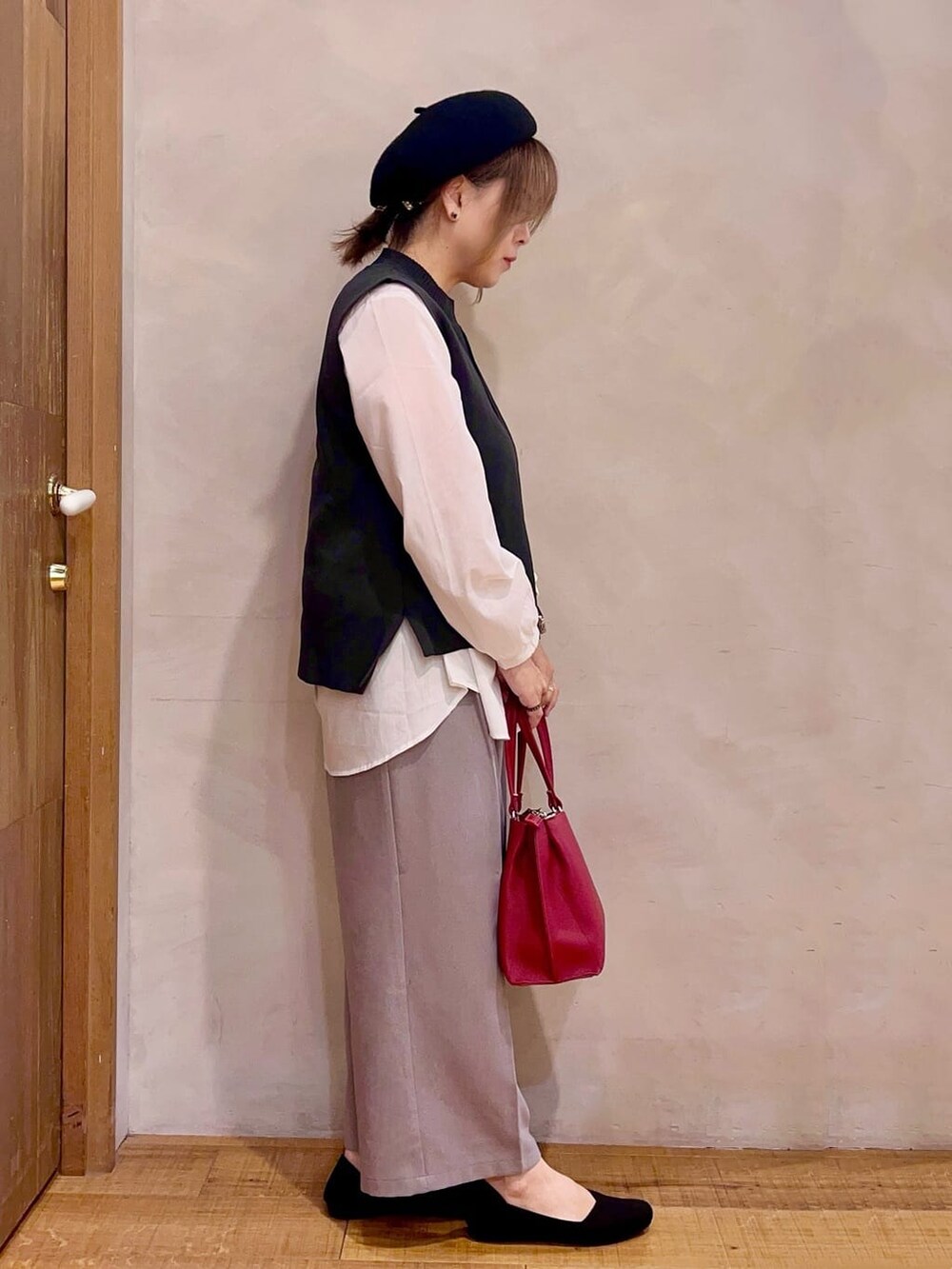 グレー系のニット/セーター、グレー系のその他パンツ、ブラック系のパンプスを着用したレディースの秋コーディネートの2枚目の写真