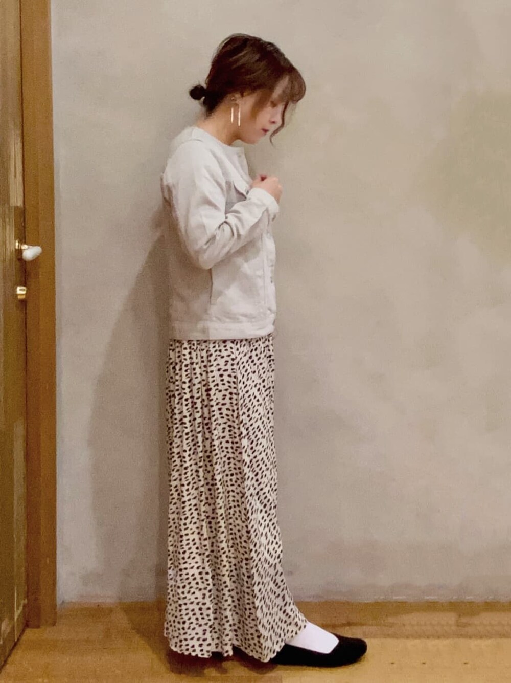ブラック系のパンプスを着用したレディースの春コーディネートの2枚目の写真