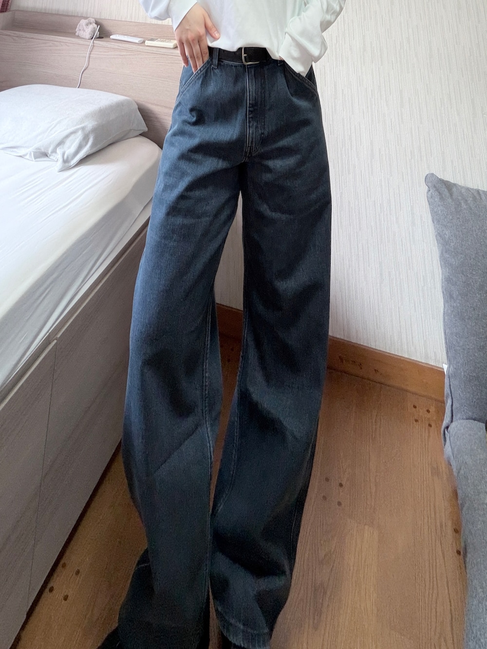 ブラック系のドレスシューズ、グレー系のキャップを着用したレディースの春コーディネートの2枚目の写真