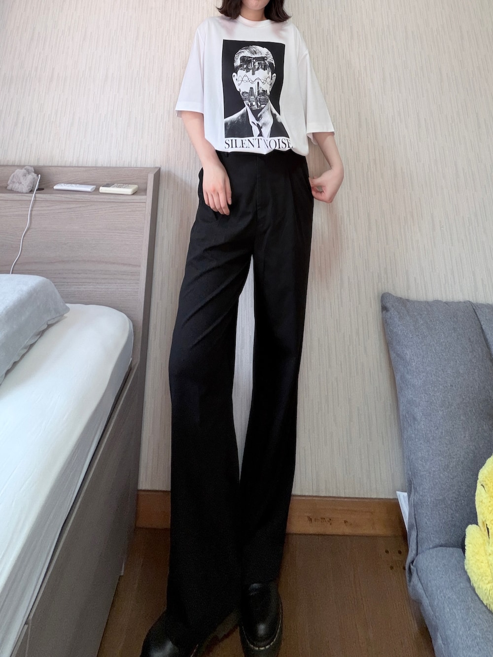 ブラック系のドレスシューズを着用したレディースの春コーディネートの2枚目の写真