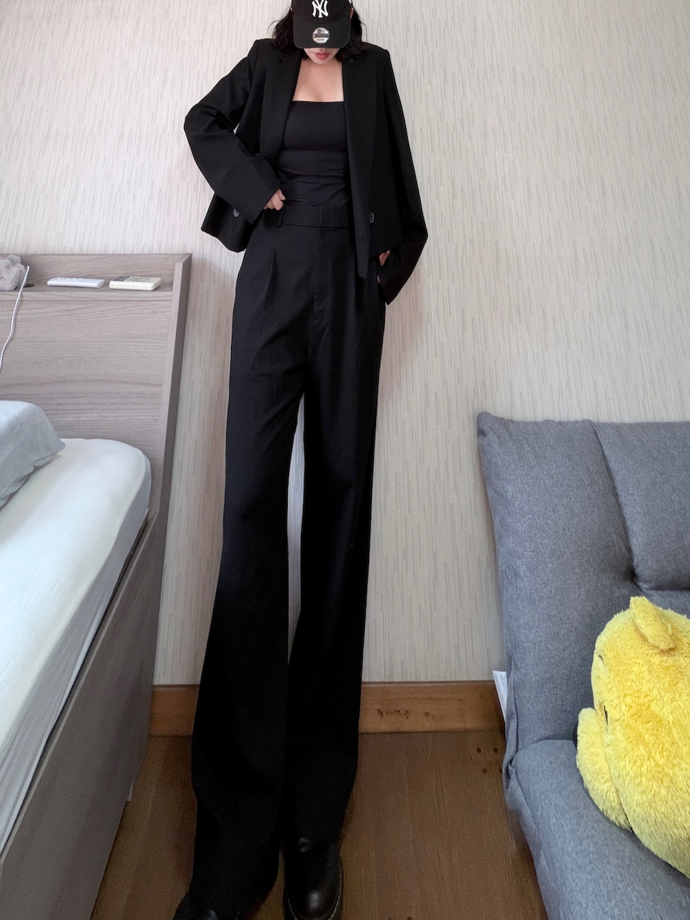 ブラック系のドレスシューズ、ブラック系のキャップを着用したレディースの春コーディネートの2枚目の写真