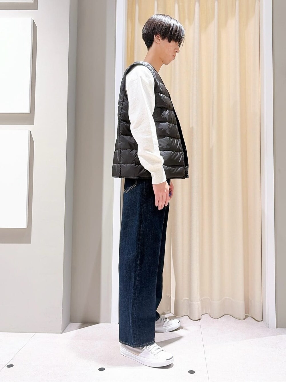 グレー系のスニーカー、ブルー系のその他パンツ、ホワイト系のスウェットを着用したメンズの秋コーディネートの4枚目の写真