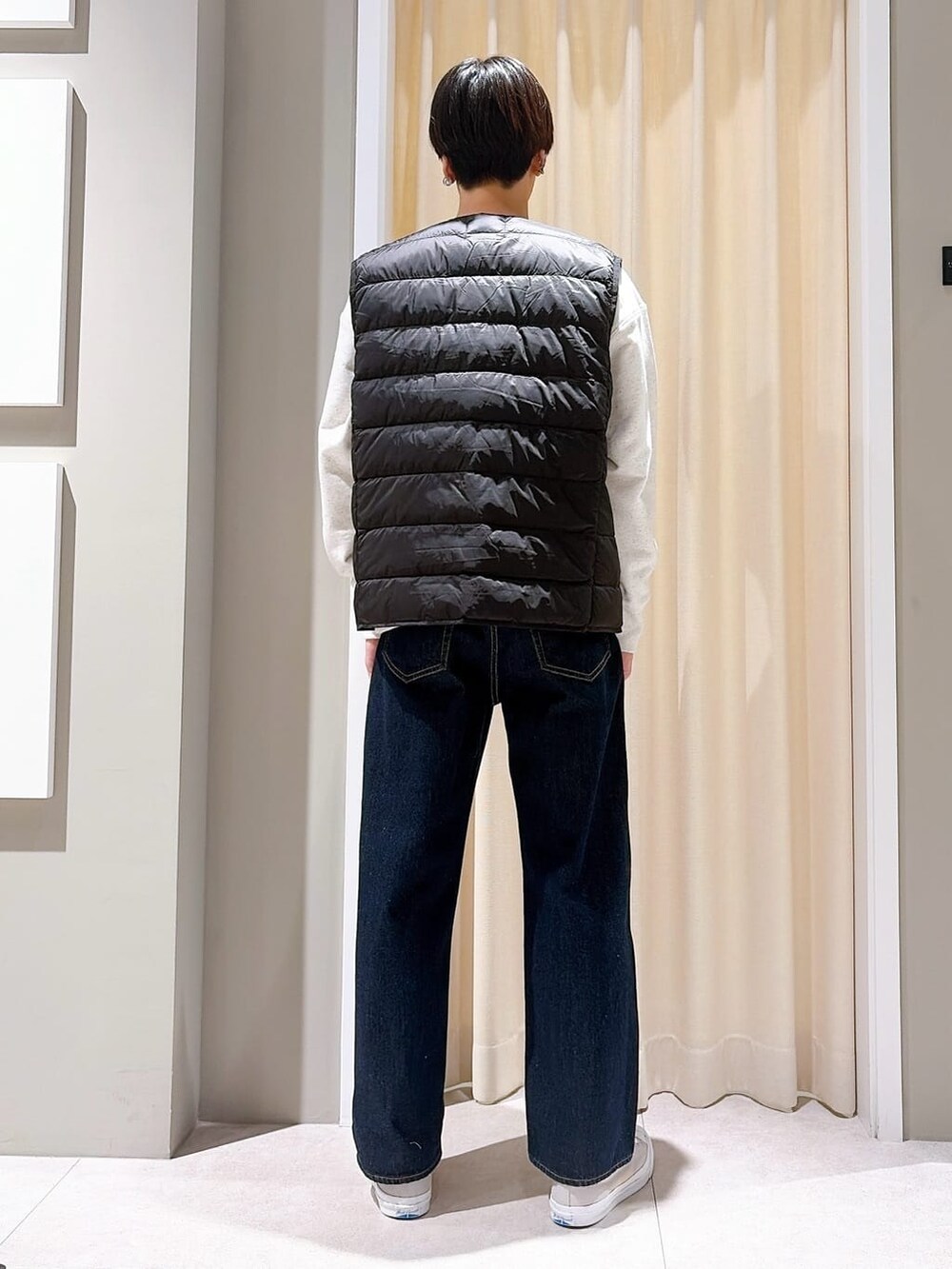 グレー系のスニーカー、ブルー系のその他パンツ、ホワイト系のスウェットを着用したメンズの秋コーディネートの3枚目の写真