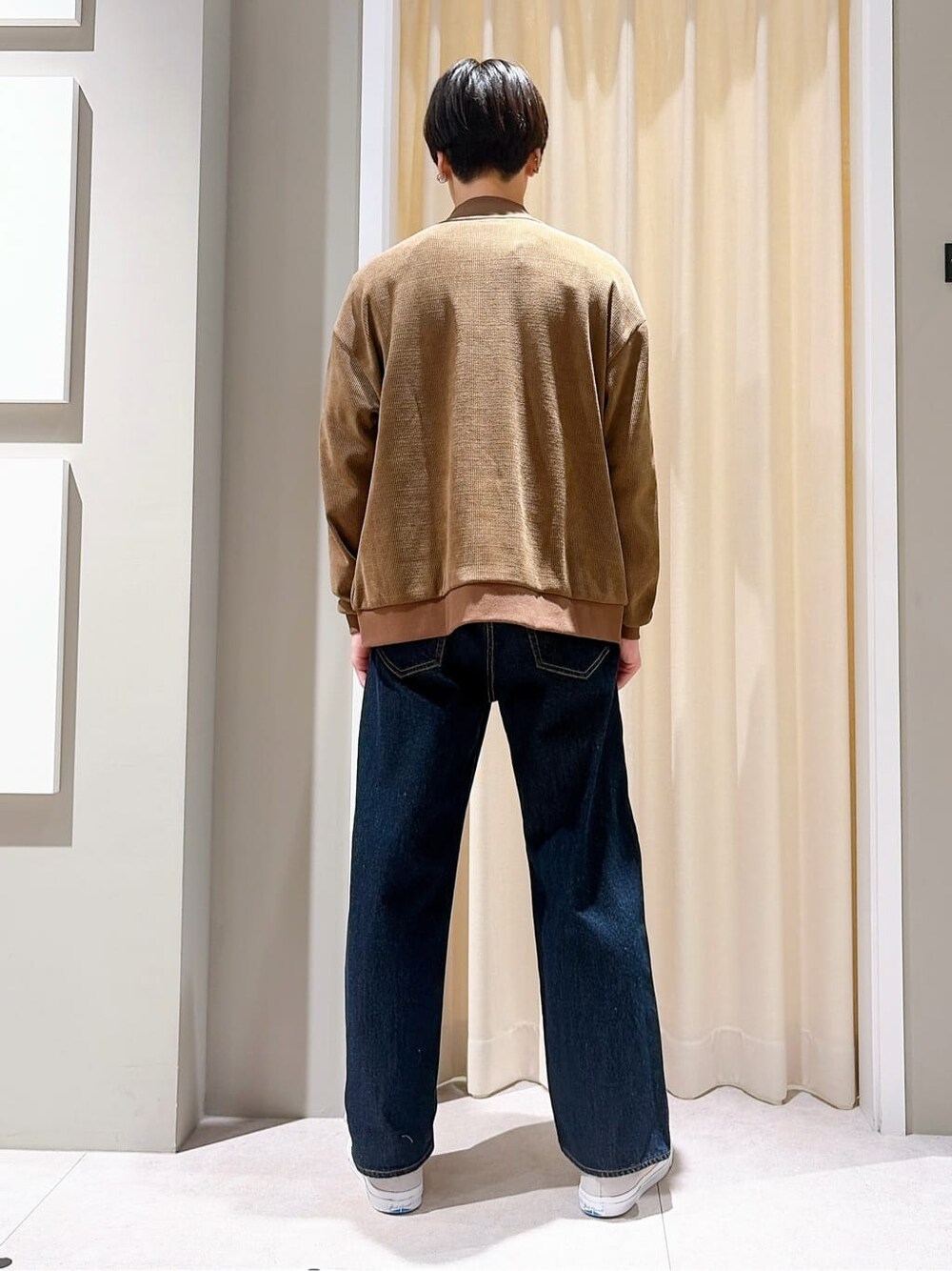 グレー系のスニーカー、ブルー系のその他パンツを着用したメンズの秋コーディネートの3枚目の写真