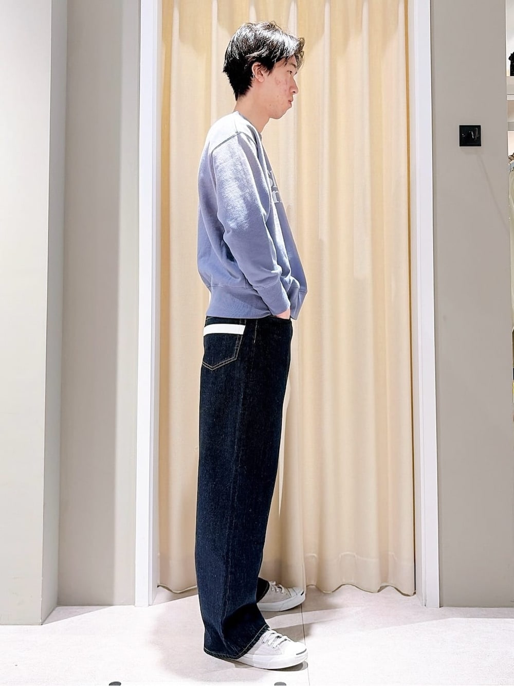 グレー系のスニーカー、ブルー系のデニムパンツ、ブルー系のスウェットを着用したメンズの春コーディネートの4枚目の写真