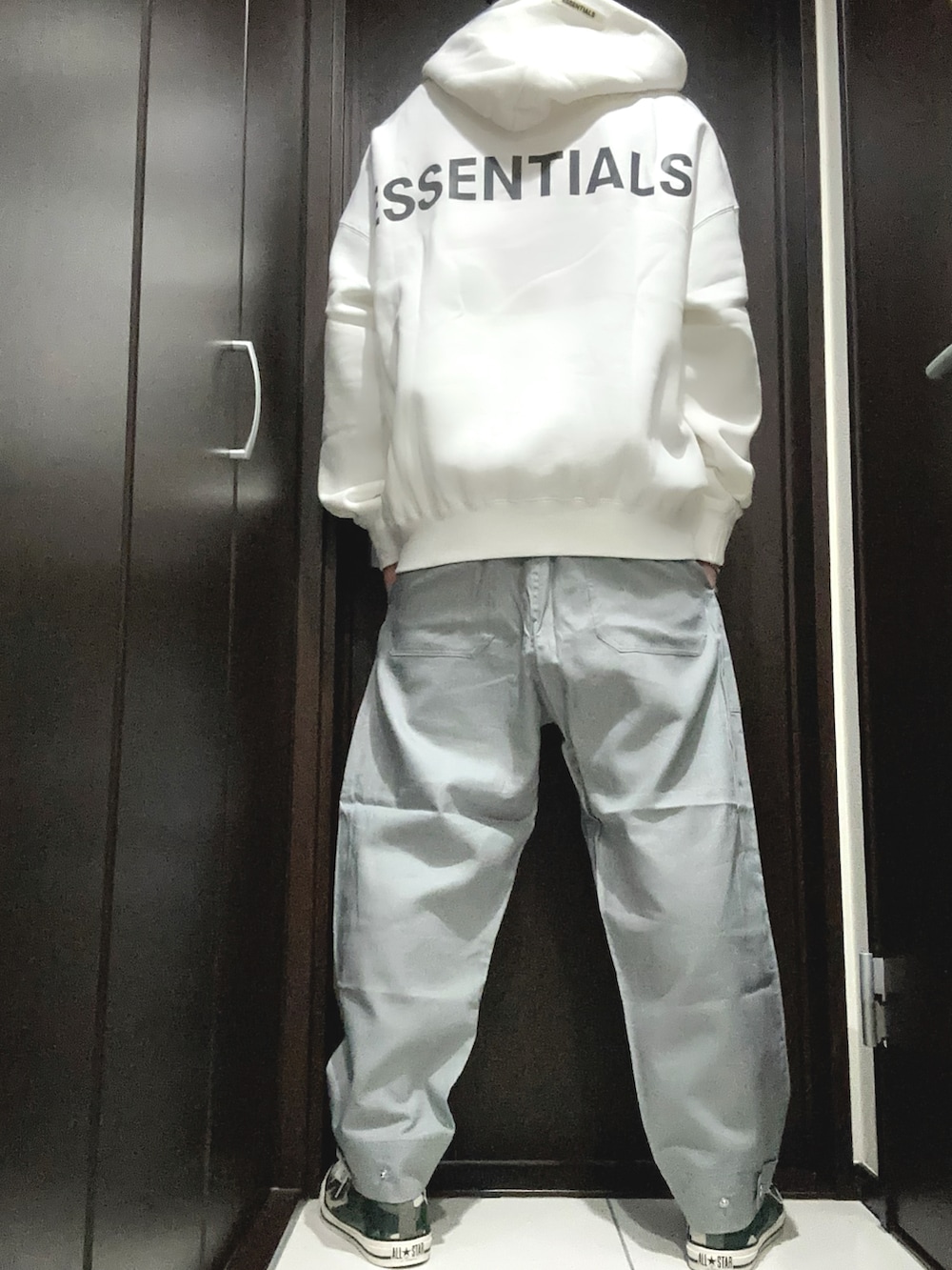 その他のスニーカー、グレー系のその他パンツ、ホワイト系のパーカーを着用したメンズの秋コーディネートの2枚目の写真