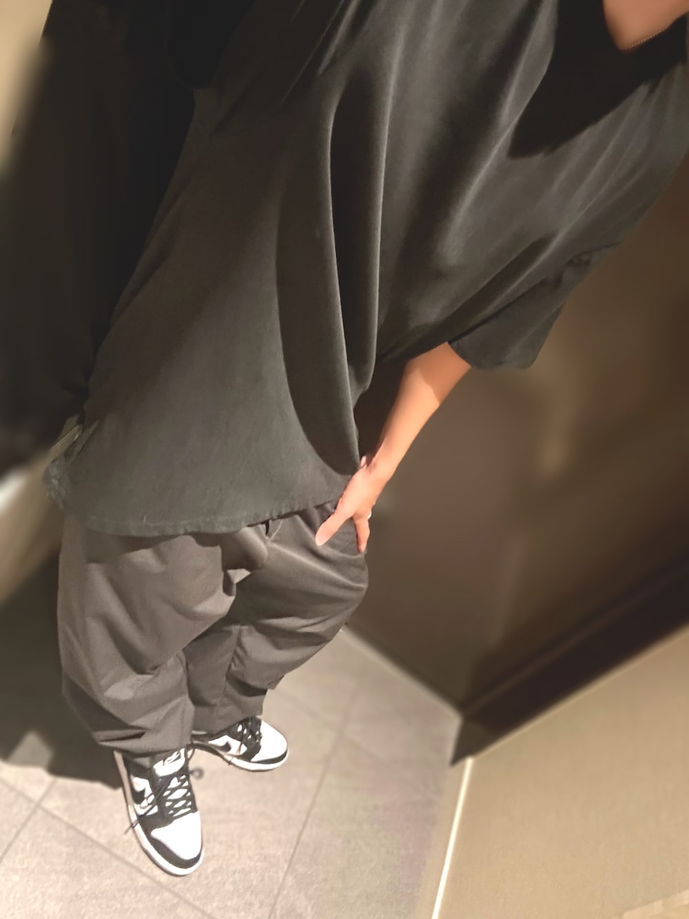 ブラック系のTシャツ/カットソー、グレー系のその他パンツ、ホワイト系のスニーカーを着用したメンズの秋コーディネートの2枚目の写真
