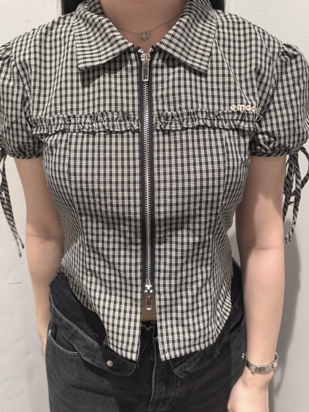 ブラック系のブーツ、ピンク系のショルダーバッグ、ブラック系のTシャツ/カットソーを着用したレディースの秋コーディネートの5枚目の写真