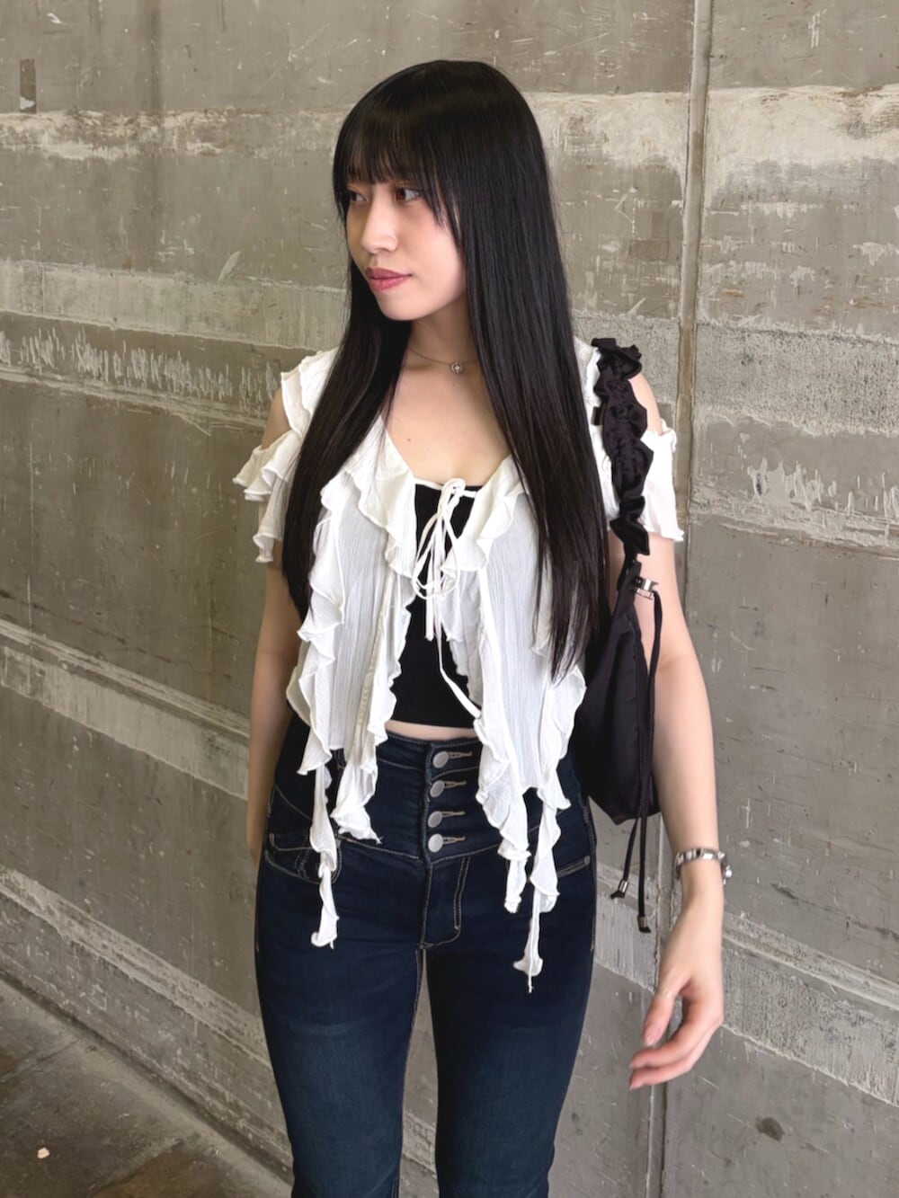 ブラック系のサンダル、ホワイト系のTシャツ/カットソー、ブラック系のキャミソールを着用したレディースの夏コーディネートの4枚目の写真