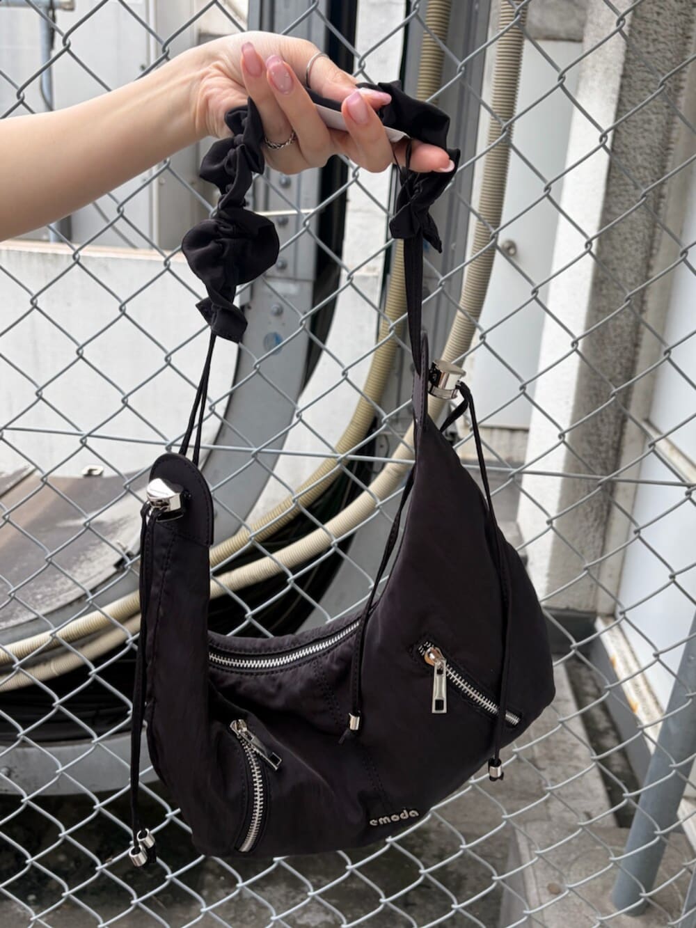 ブラック系のショルダーバッグ、ブラック系のその他シューズ、ピンク系のスカートを着用したレディースの夏コーディネートの8枚目の写真
