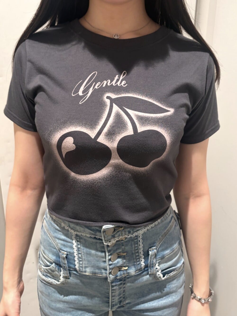 ブラック系のサンダル、グレー系のTシャツ/カットソー、イエロー系のハンドバッグを着用したレディースの春コーディネートの5枚目の写真