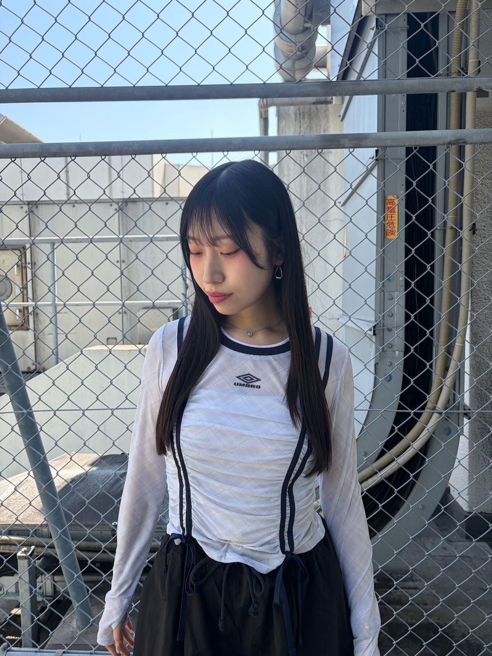 ブラック系のその他パンツ、ホワイト系のTシャツ/カットソー、ブラック系のブーツを着用したレディースの春コーディネートの4枚目の写真