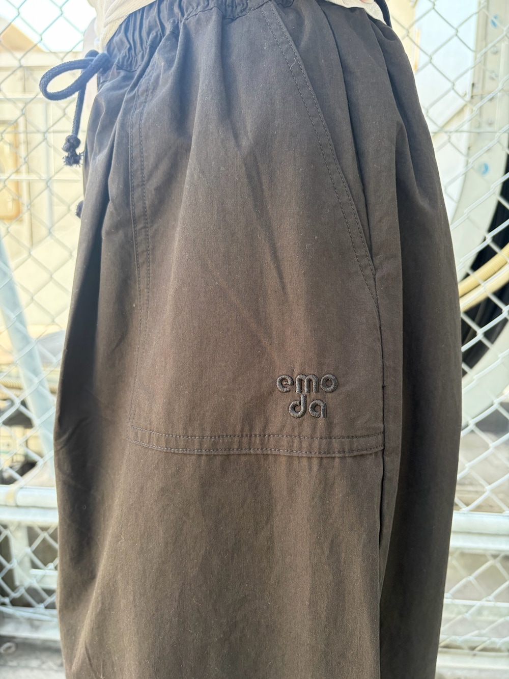 ブラック系のその他パンツ、ホワイト系のTシャツ/カットソー、ブラック系のブーツを着用したレディースの春コーディネートの8枚目の写真