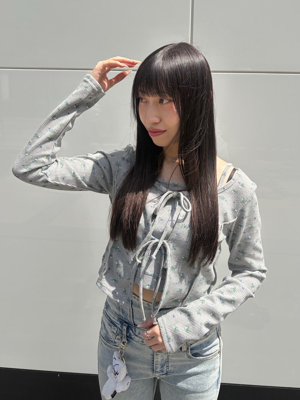 グレー系のTシャツ/カットソー、ブルー系のデニムパンツ、ブラック系のサンダルを着用したレディースの春コーディネートの4枚目の写真