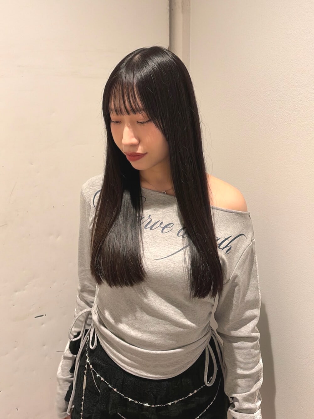 ブラック系のブーツ、グレー系のTシャツ/カットソー、ブラック系のスカートを着用したレディースの夏コーディネートの4枚目の写真
