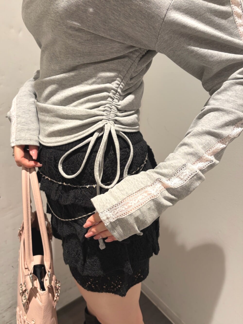 ブラック系のブーツ、グレー系のTシャツ/カットソー、ブラック系のスカートを着用したレディースの夏コーディネートの6枚目の写真