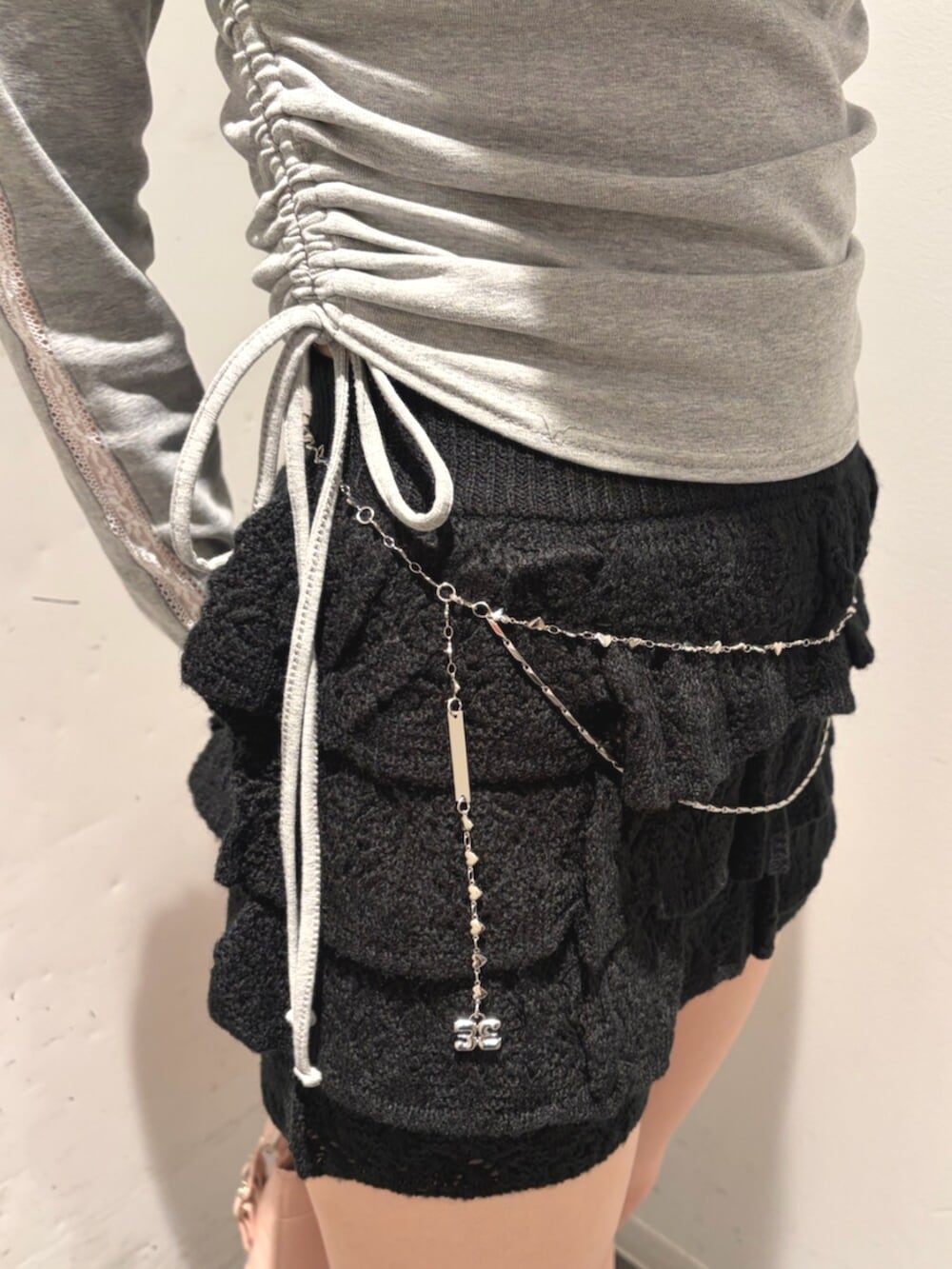 ブラック系のブーツ、グレー系のTシャツ/カットソー、ブラック系のスカートを着用したレディースの夏コーディネートの8枚目の写真
