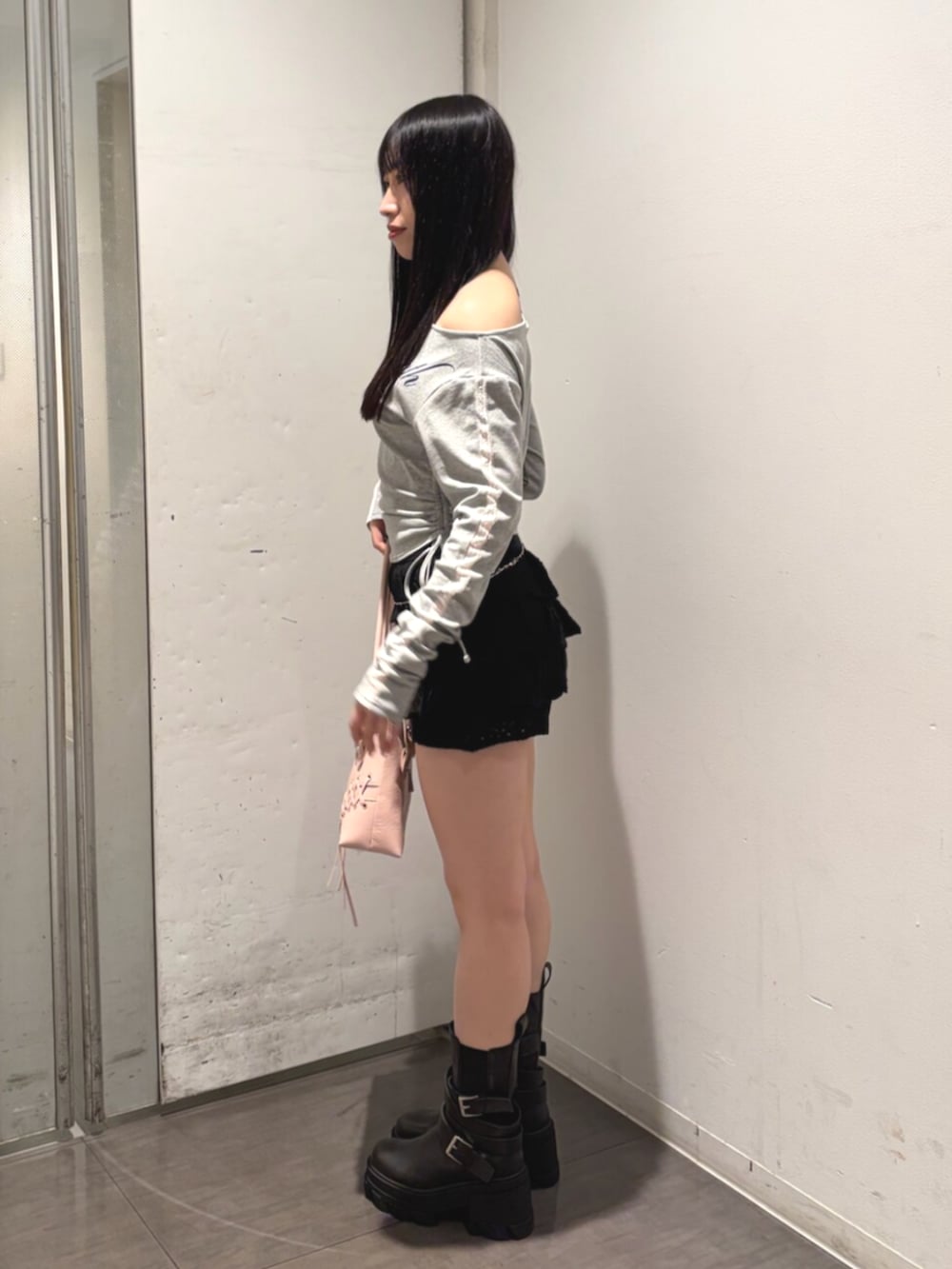 ブラック系のブーツ、グレー系のTシャツ/カットソー、ブラック系のスカートを着用したレディースの夏コーディネートの2枚目の写真