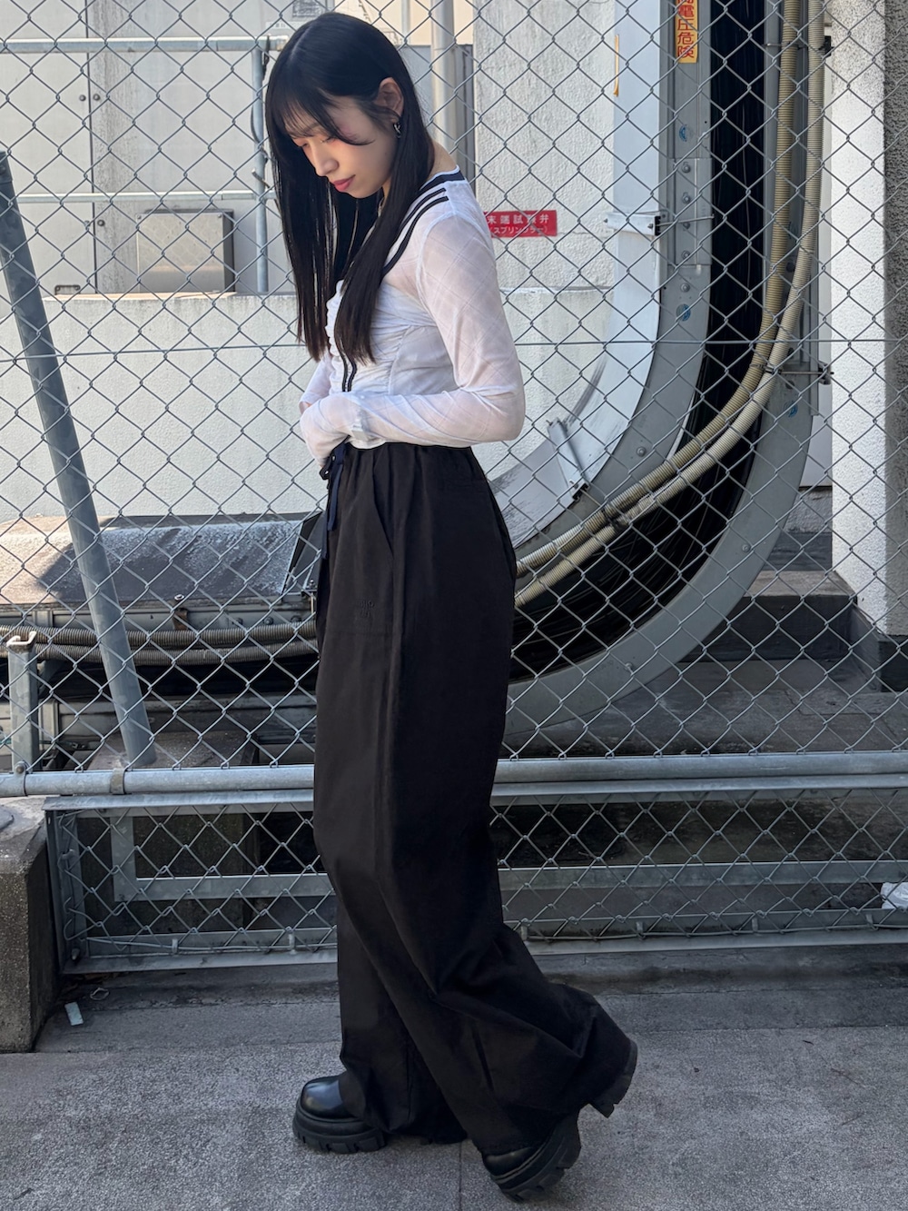 ブラック系のその他パンツ、ホワイト系のTシャツ/カットソー、ブラック系のブーツを着用したレディースの春コーディネートの2枚目の写真