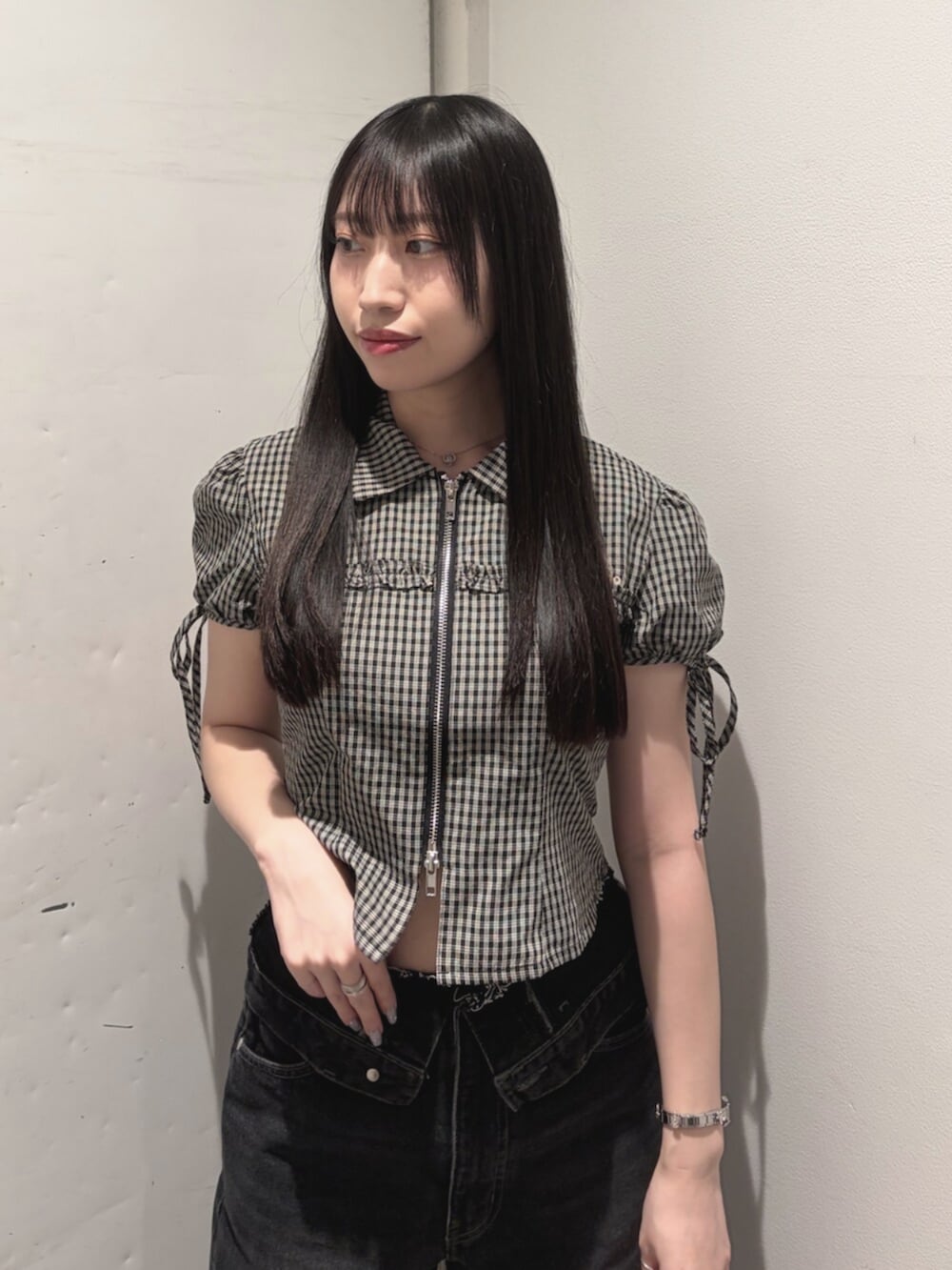 ブラック系のブーツ、ピンク系のショルダーバッグ、ブラック系のTシャツ/カットソーを着用したレディースの秋コーディネートの4枚目の写真