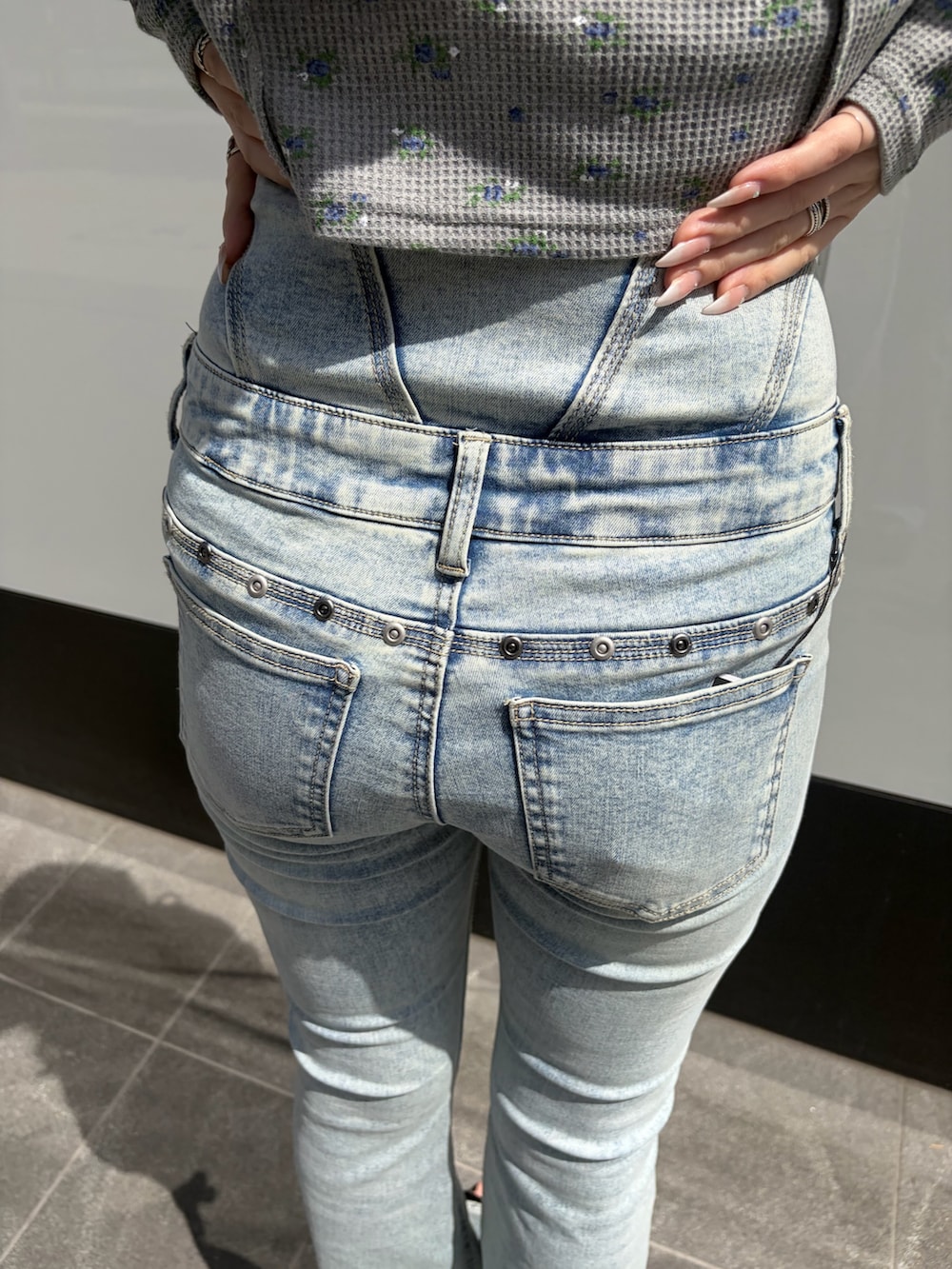 グレー系のTシャツ/カットソー、ブルー系のデニムパンツ、ブラック系のサンダルを着用したレディースの春コーディネートの7枚目の写真