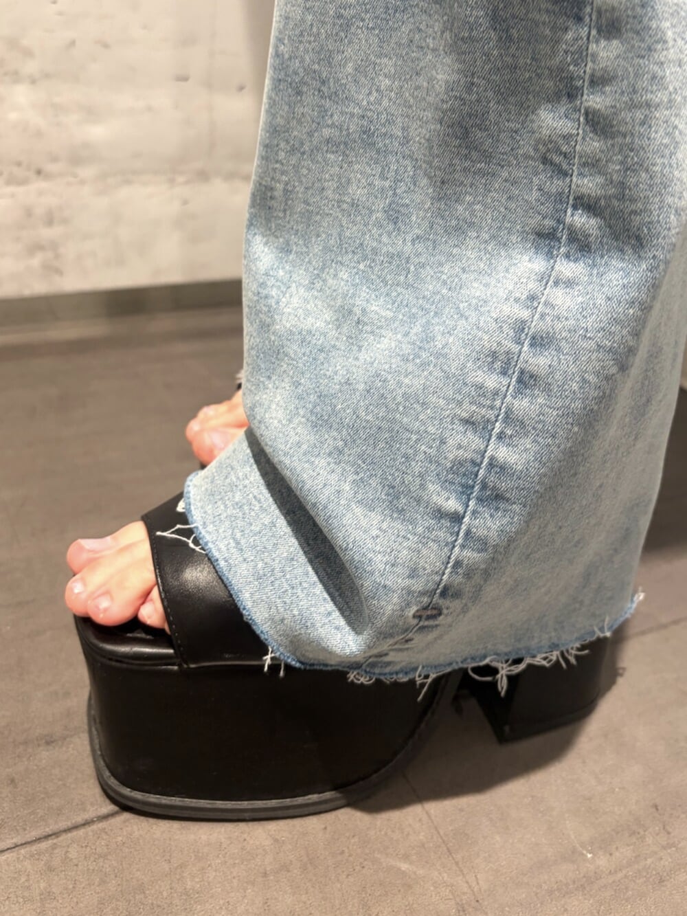 ブラック系のサンダル、グレー系のTシャツ/カットソー、イエロー系のハンドバッグを着用したレディースの春コーディネートの9枚目の写真