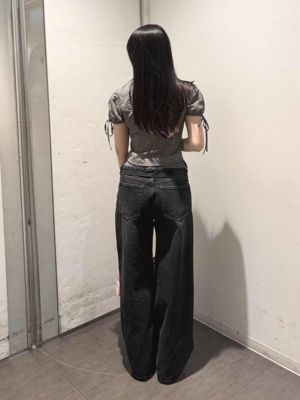 ブラック系のブーツ、ピンク系のショルダーバッグ、ブラック系のTシャツ/カットソーを着用したレディースの秋コーディネートの3枚目の写真