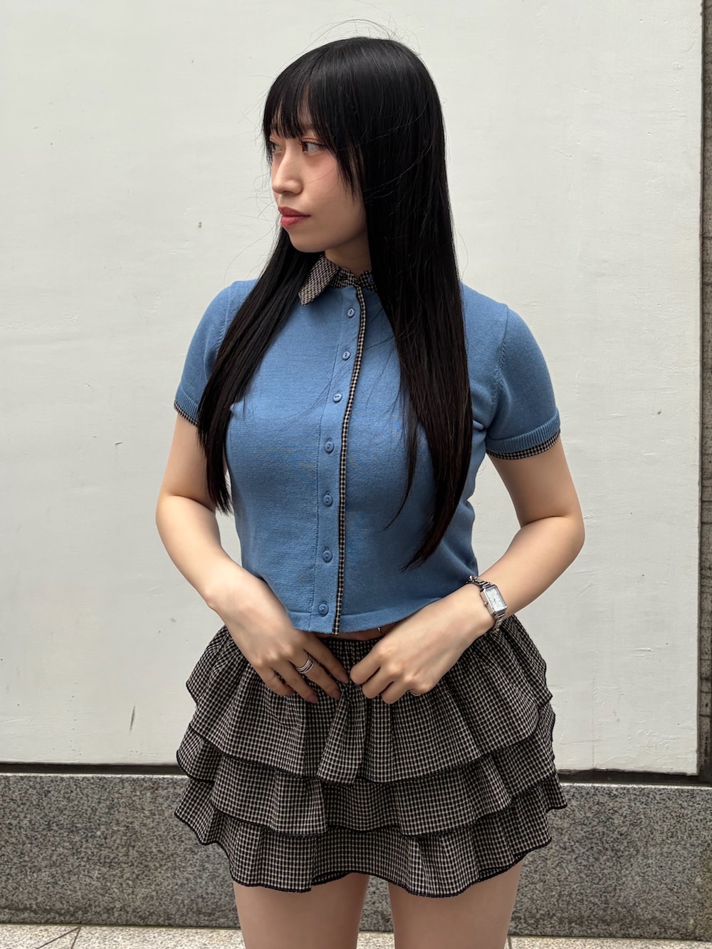 ブラック系のサンダル、その他のスカート、ブルー系のカーディガン/ボレロを着用したレディースの夏コーディネートの4枚目の写真