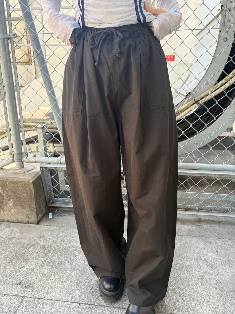 ブラック系のその他パンツ、ホワイト系のTシャツ/カットソー、ブラック系のブーツを着用したレディースの春コーディネートの7枚目の写真