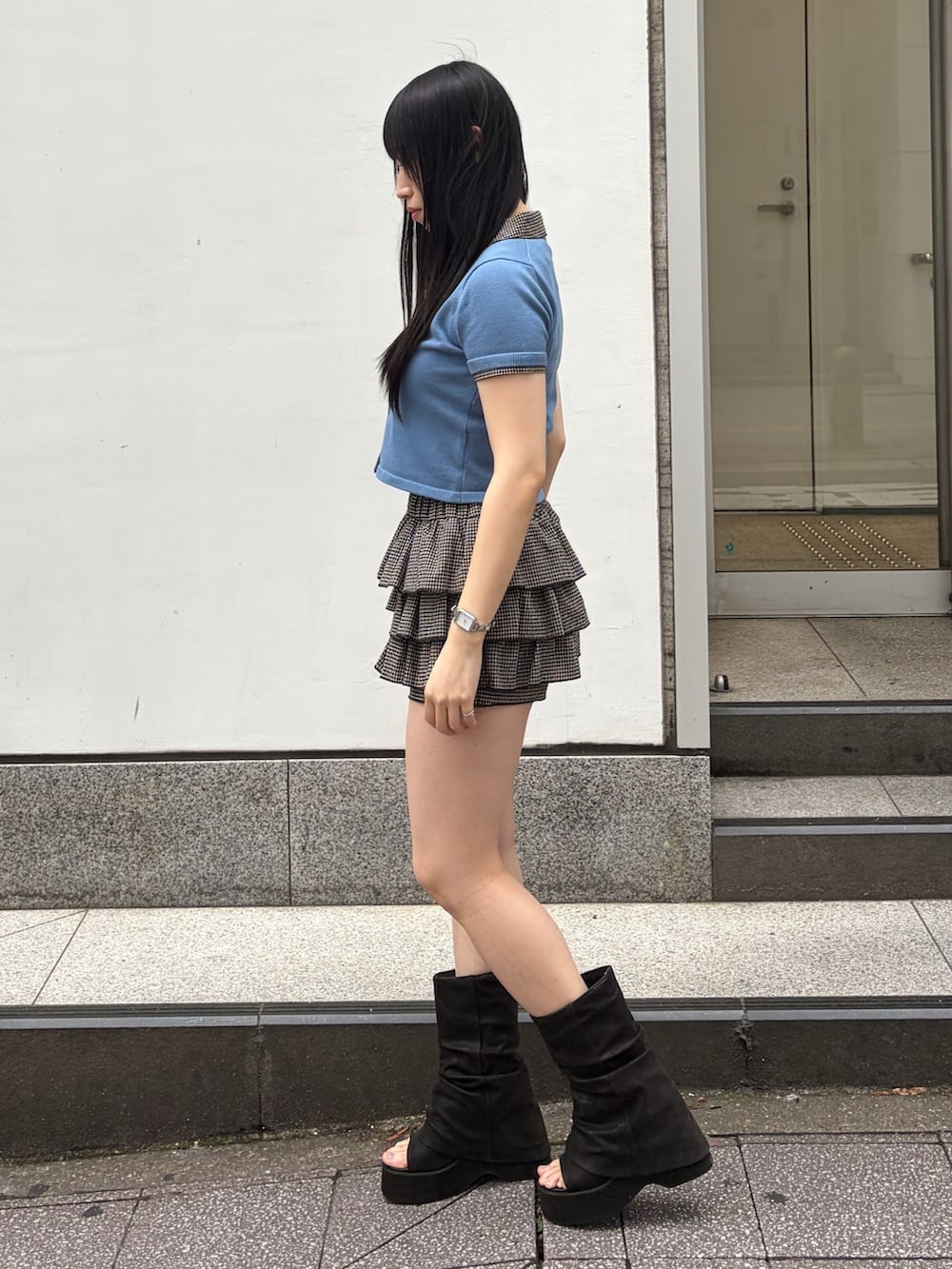 ブラック系のサンダル、その他のスカート、ブルー系のカーディガン/ボレロを着用したレディースの夏コーディネートの2枚目の写真