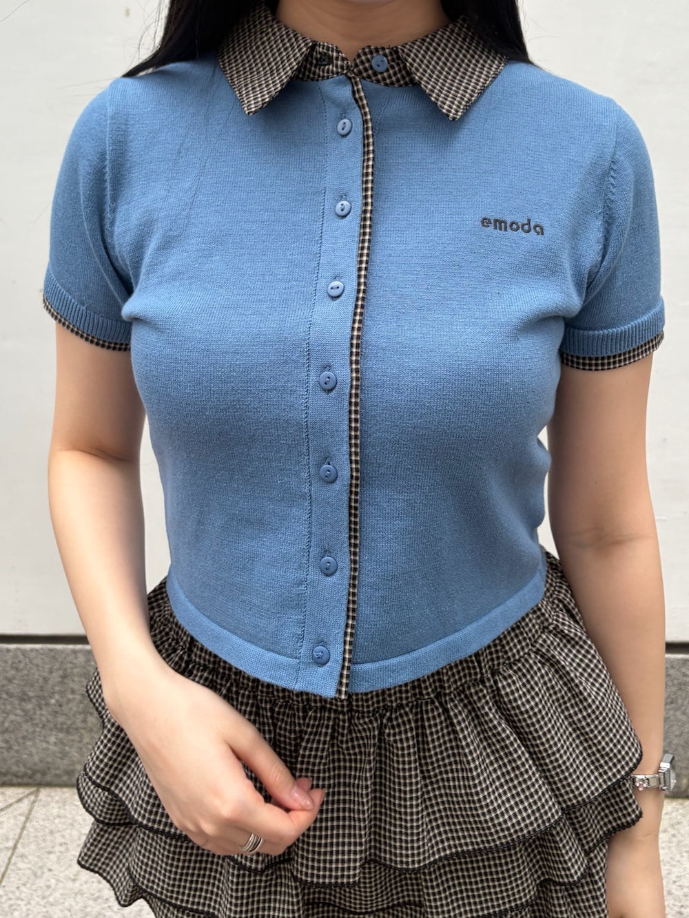ブラック系のサンダル、その他のスカート、ブルー系のカーディガン/ボレロを着用したレディースの夏コーディネートの5枚目の写真