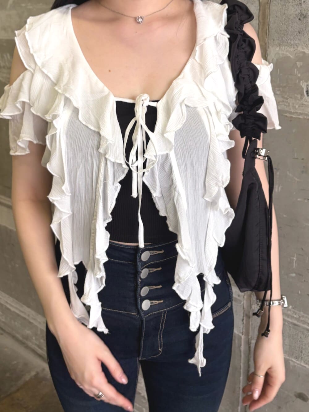 ブラック系のサンダル、ホワイト系のTシャツ/カットソー、ブラック系のキャミソールを着用したレディースの夏コーディネートの5枚目の写真