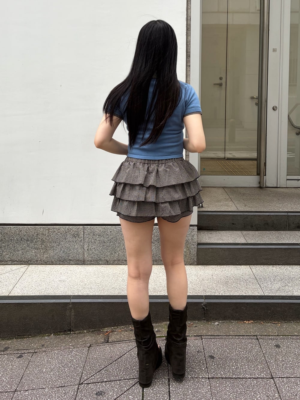 ブラック系のサンダル、その他のスカート、ブルー系のカーディガン/ボレロを着用したレディースの夏コーディネートの3枚目の写真