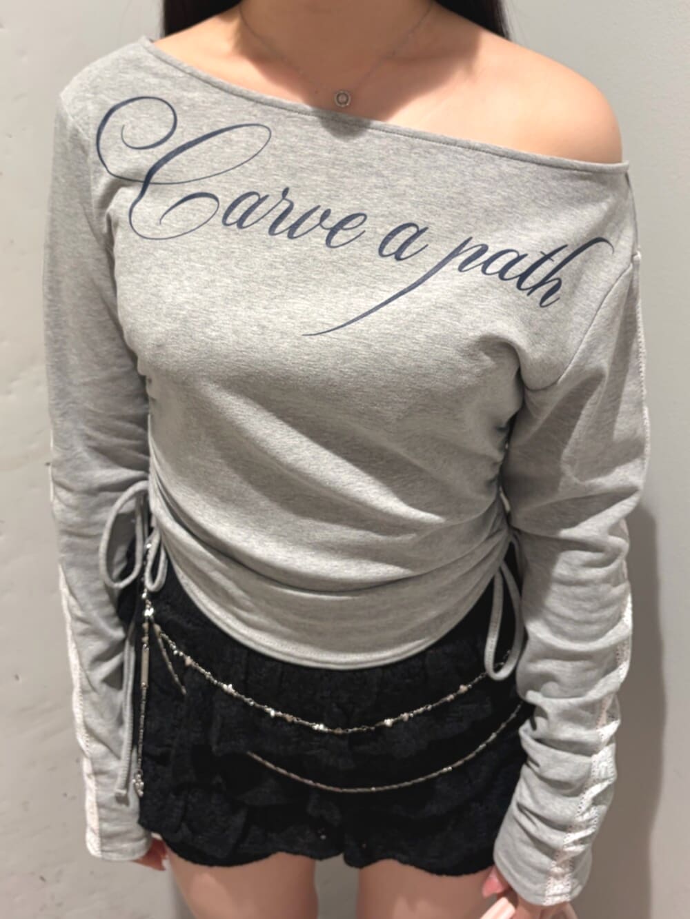 ブラック系のブーツ、グレー系のTシャツ/カットソー、ブラック系のスカートを着用したレディースの夏コーディネートの5枚目の写真