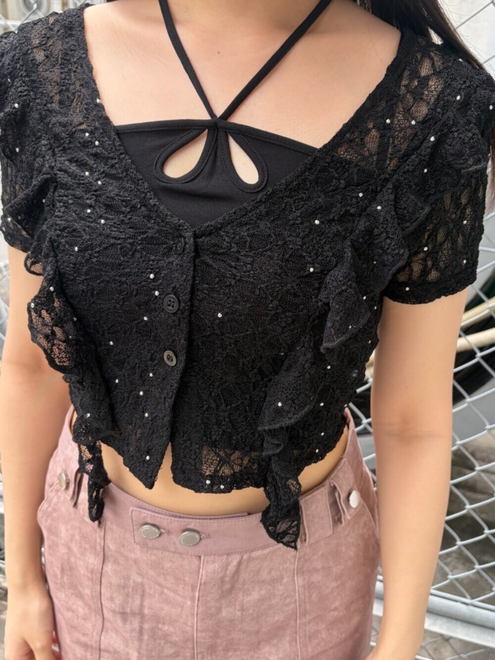 ブラック系のショルダーバッグ、ブラック系のその他シューズ、ピンク系のスカートを着用したレディースの夏コーディネートの5枚目の写真