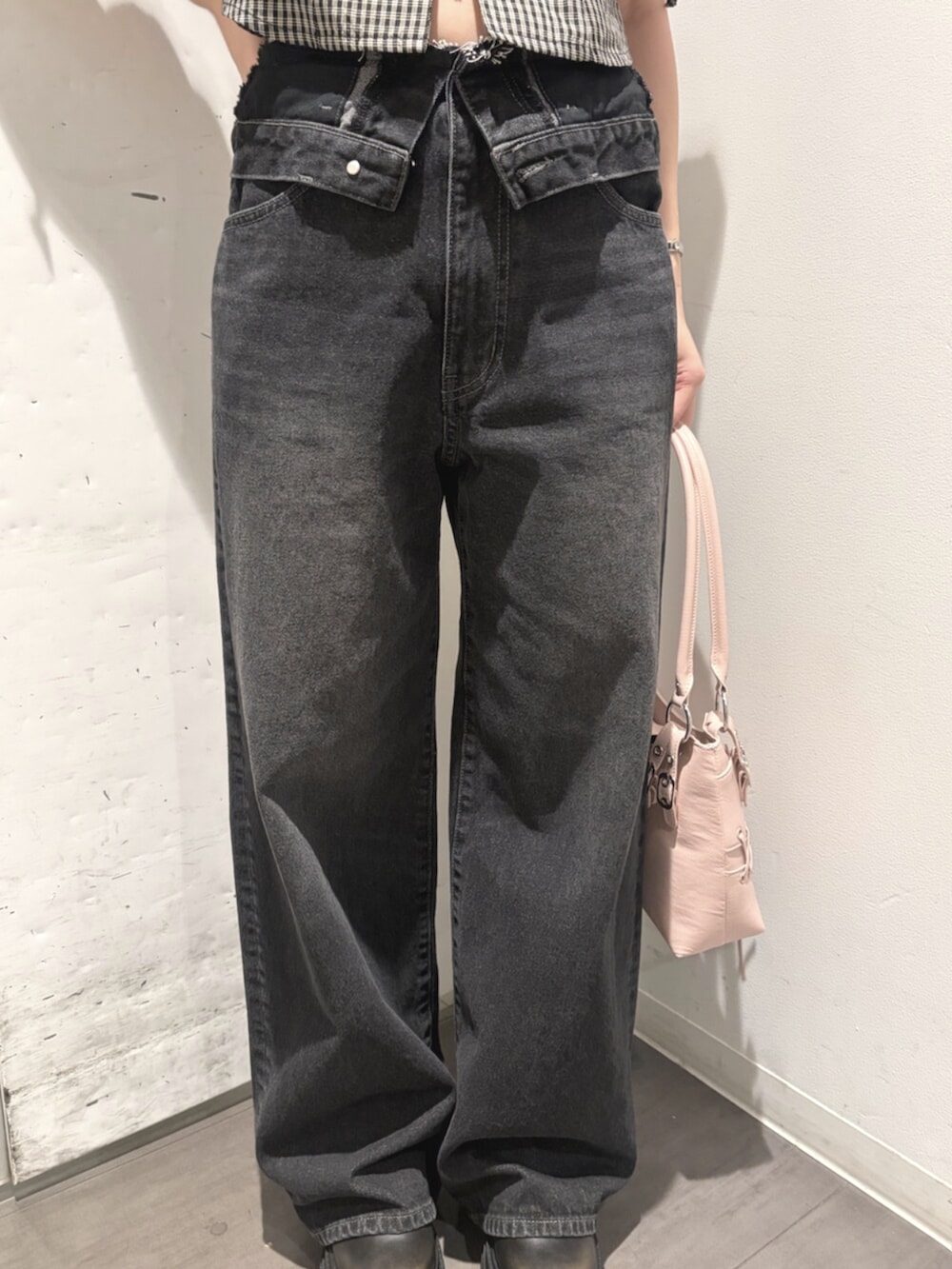 ブラック系のブーツ、ピンク系のショルダーバッグ、ブラック系のTシャツ/カットソーを着用したレディースの秋コーディネートの7枚目の写真