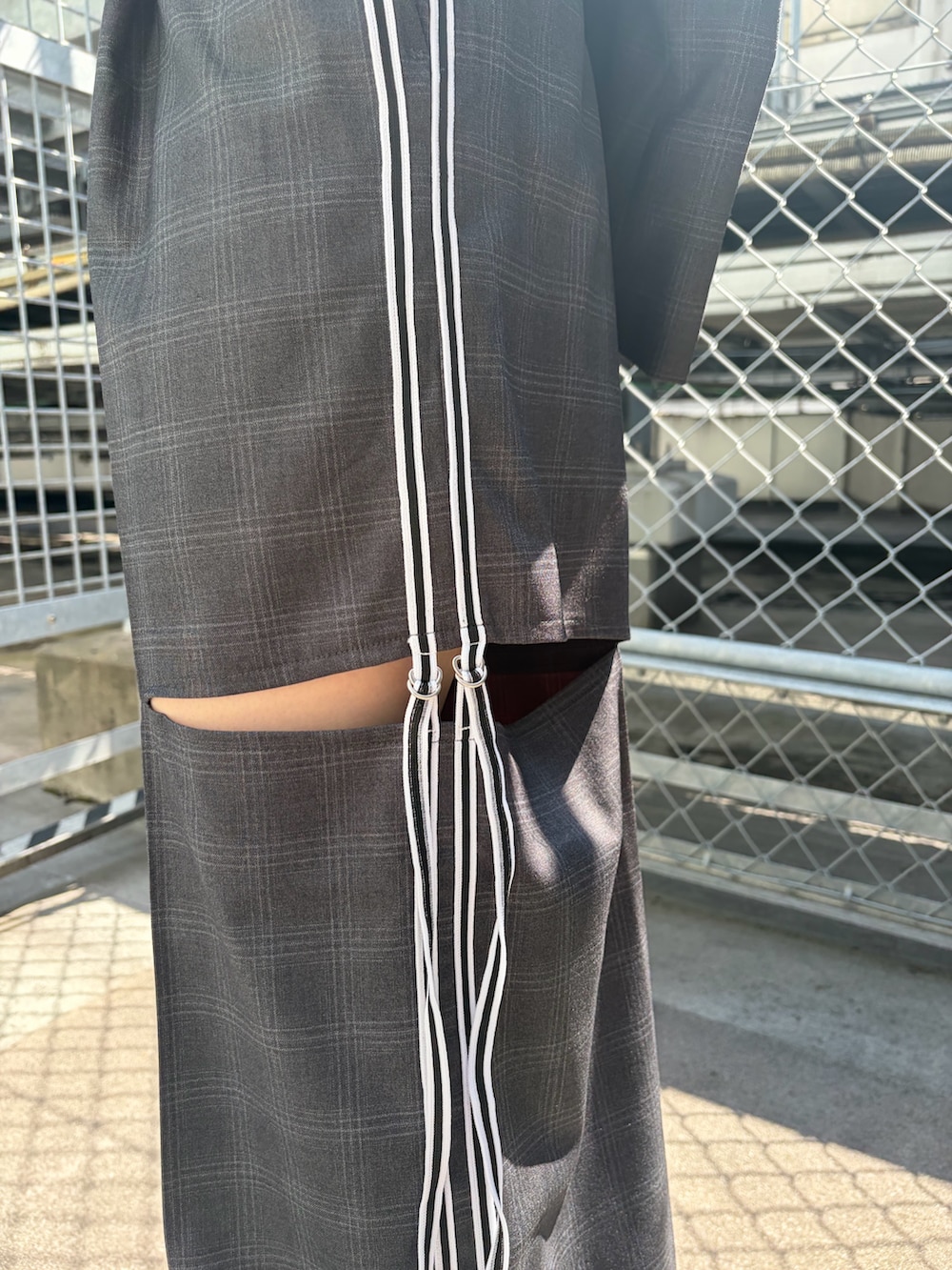 ホワイト系のスニーカー、グレー系のテーラードジャケット、グレー系のその他パンツを着用したレディースの春コーディネートの8枚目の写真