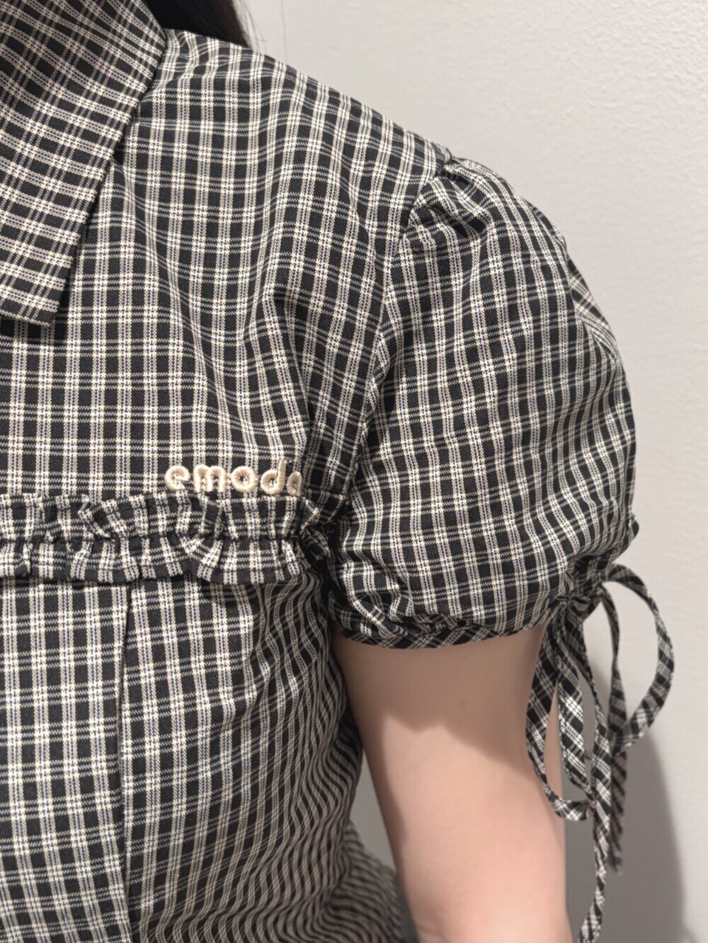 ブラック系のブーツ、ピンク系のショルダーバッグ、ブラック系のTシャツ/カットソーを着用したレディースの秋コーディネートの6枚目の写真