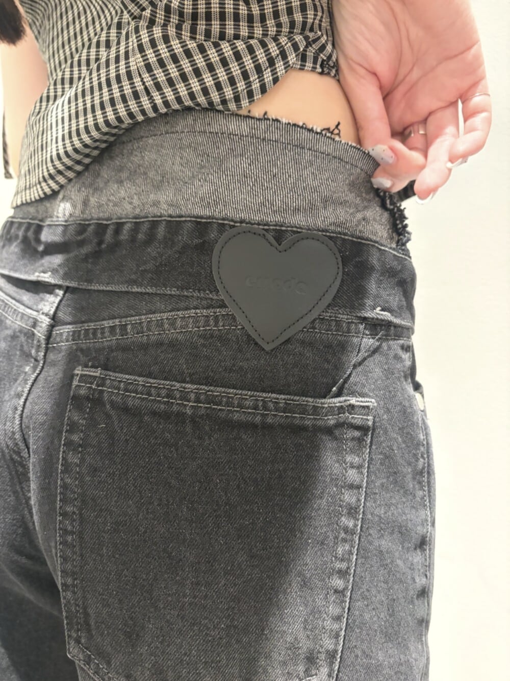 ブラック系のブーツ、ピンク系のショルダーバッグ、ブラック系のTシャツ/カットソーを着用したレディースの秋コーディネートの8枚目の写真