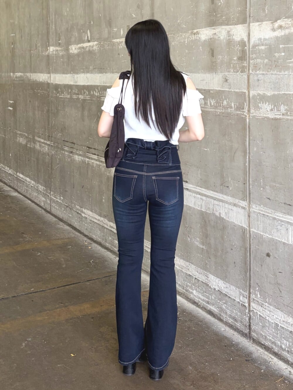 ブラック系のサンダル、ホワイト系のTシャツ/カットソー、ブラック系のキャミソールを着用したレディースの夏コーディネートの3枚目の写真