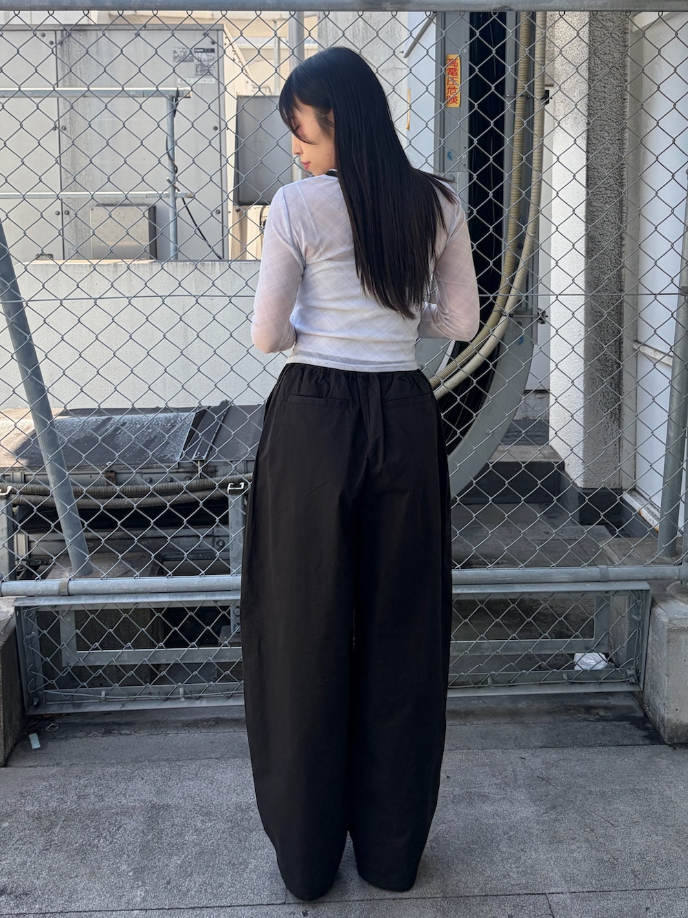 ブラック系のその他パンツ、ホワイト系のTシャツ/カットソー、ブラック系のブーツを着用したレディースの春コーディネートの3枚目の写真