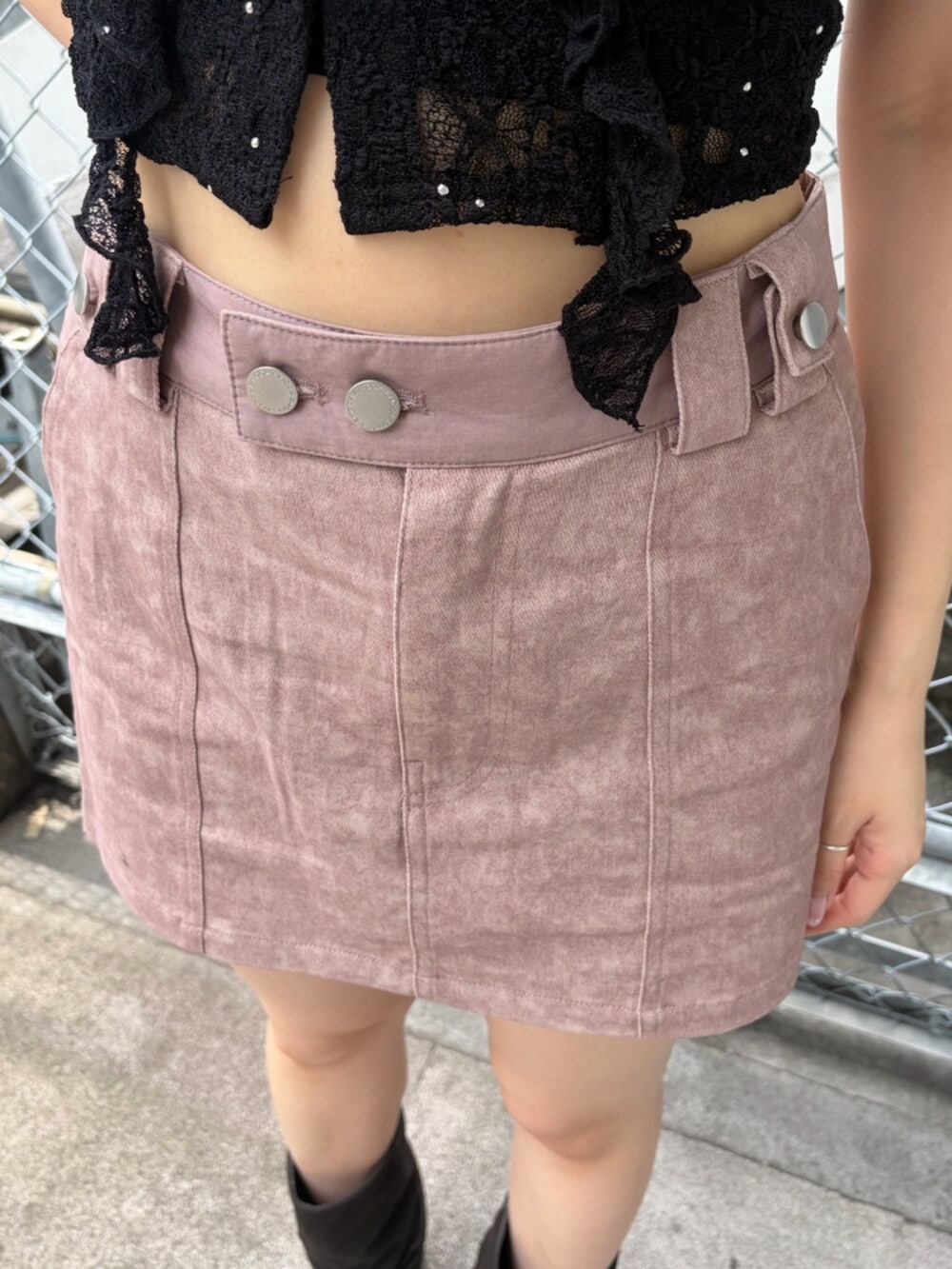 ブラック系のショルダーバッグ、ブラック系のその他シューズ、ピンク系のスカートを着用したレディースの夏コーディネートの6枚目の写真