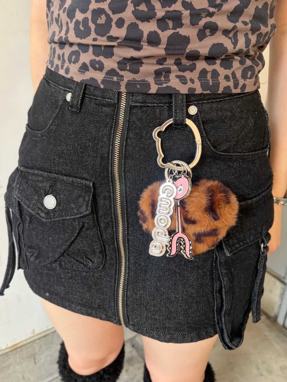 ブラウン系のTシャツ/カットソー、ブラック系のスカート、ブラック系のブーツを着用したレディースの夏コーディネートの6枚目の写真