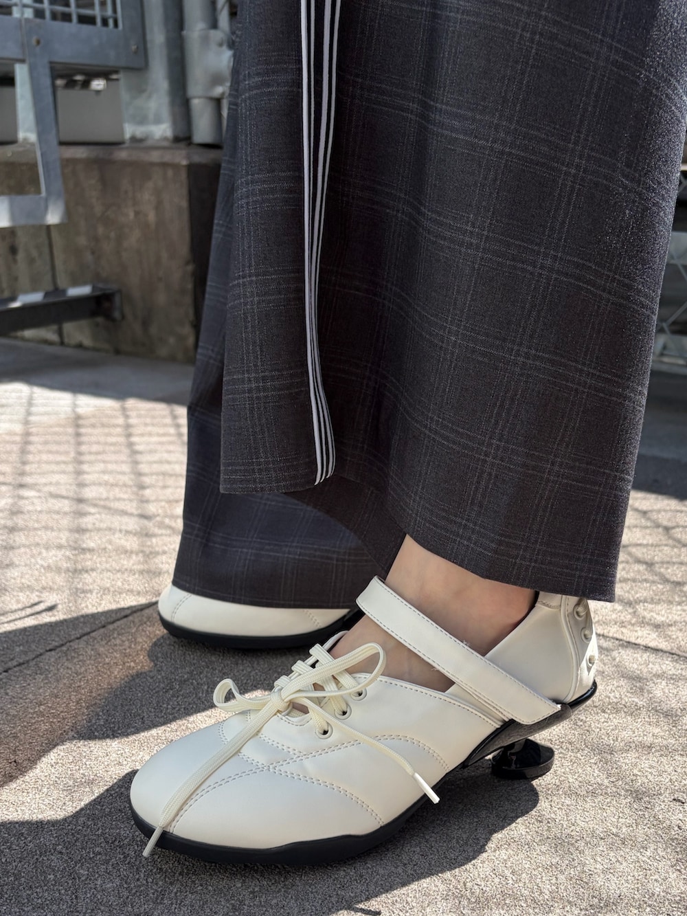ホワイト系のスニーカー、グレー系のテーラードジャケット、グレー系のその他パンツを着用したレディースの春コーディネートの9枚目の写真