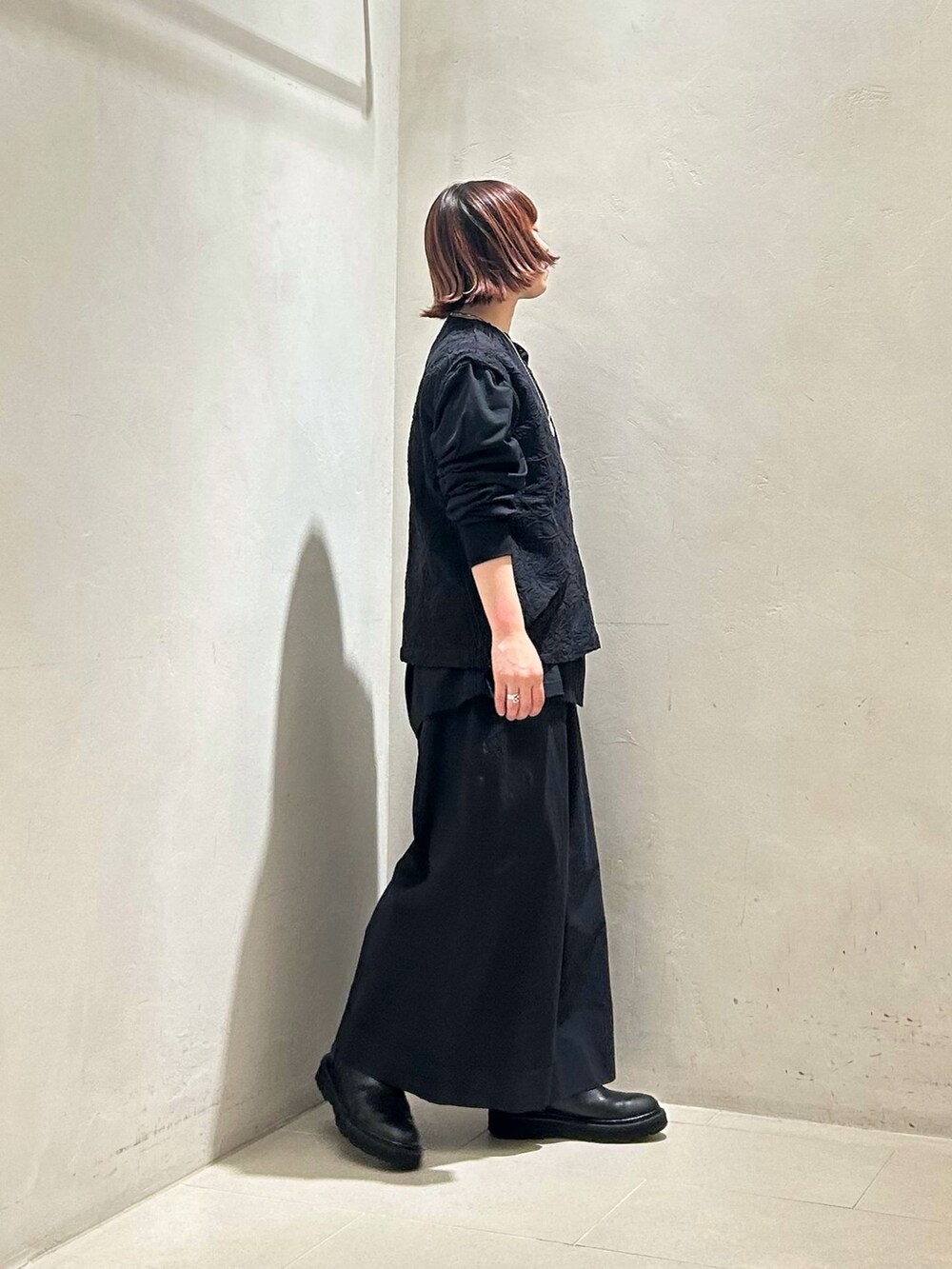 ブラック系のその他パンツを着用したレディースの春コーディネートの2枚目の写真