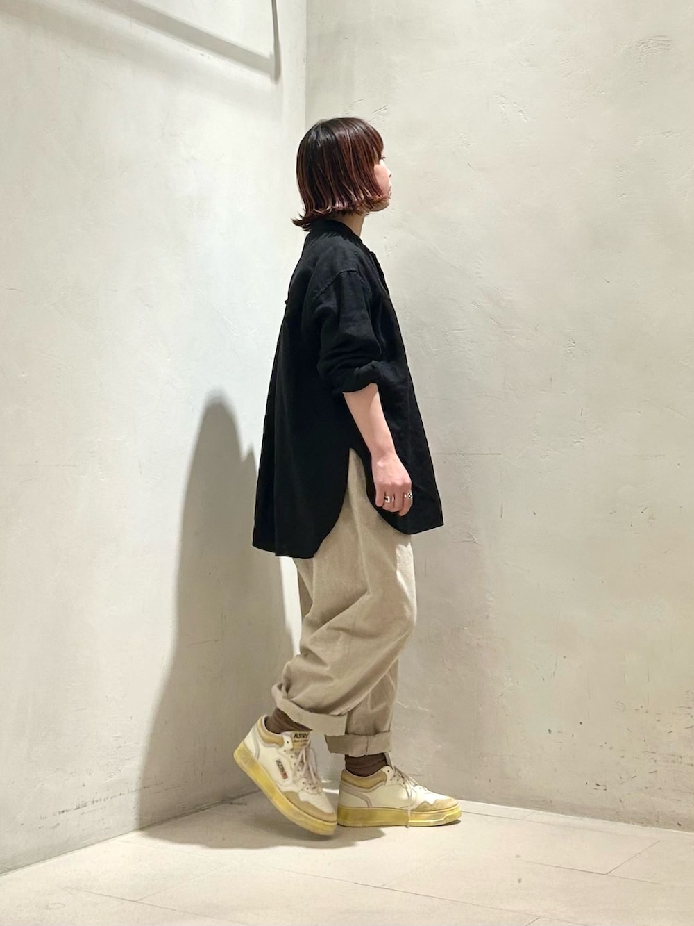 ベージュ系のその他パンツを着用したレディースの春コーディネートの3枚目の写真