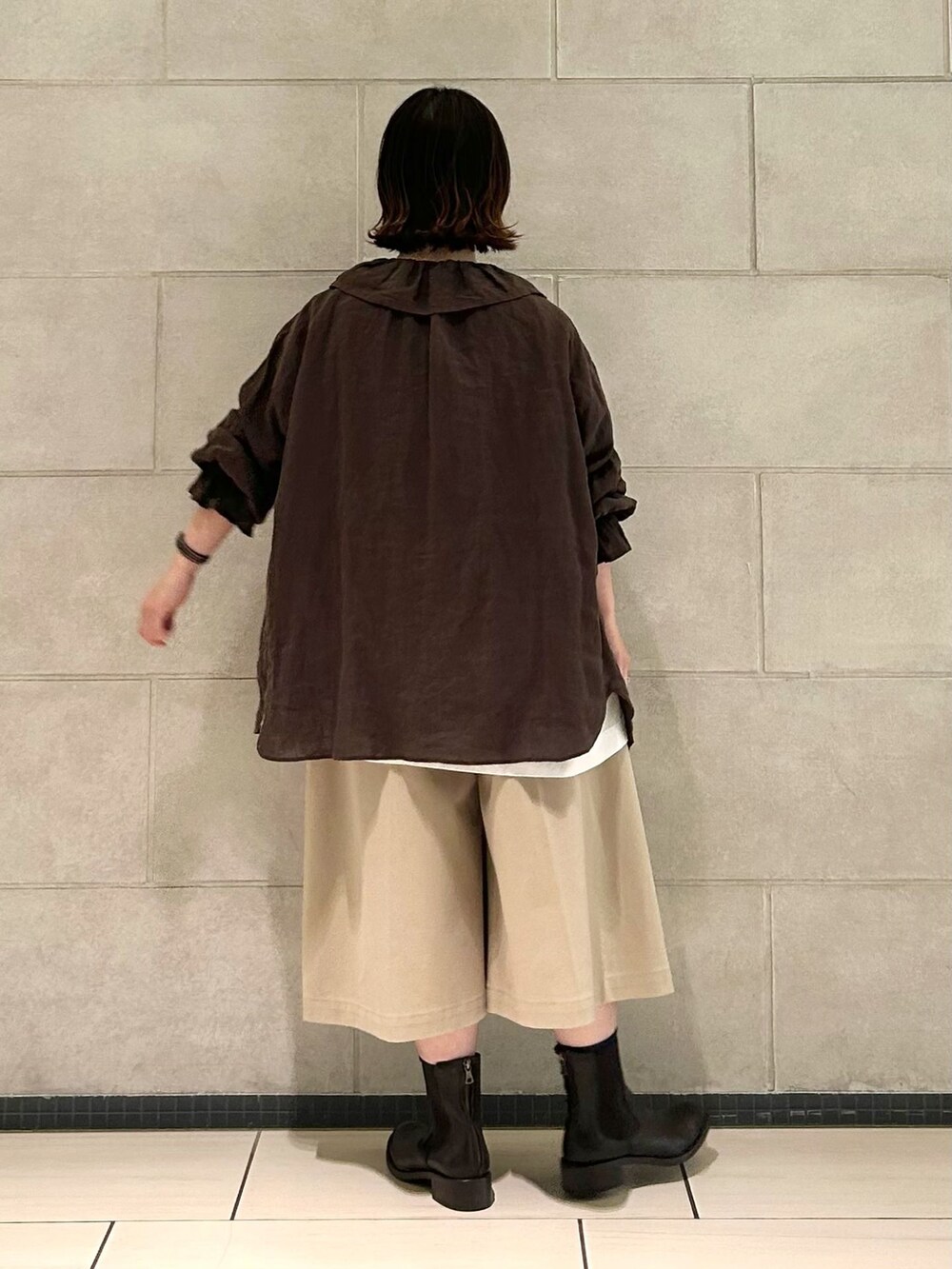 ベージュ系のその他パンツ、ブラウン系のシャツ/ブラウス、ホワイト系のシャツ/ブラウスを着用したレディースの夏コーディネートの4枚目の写真