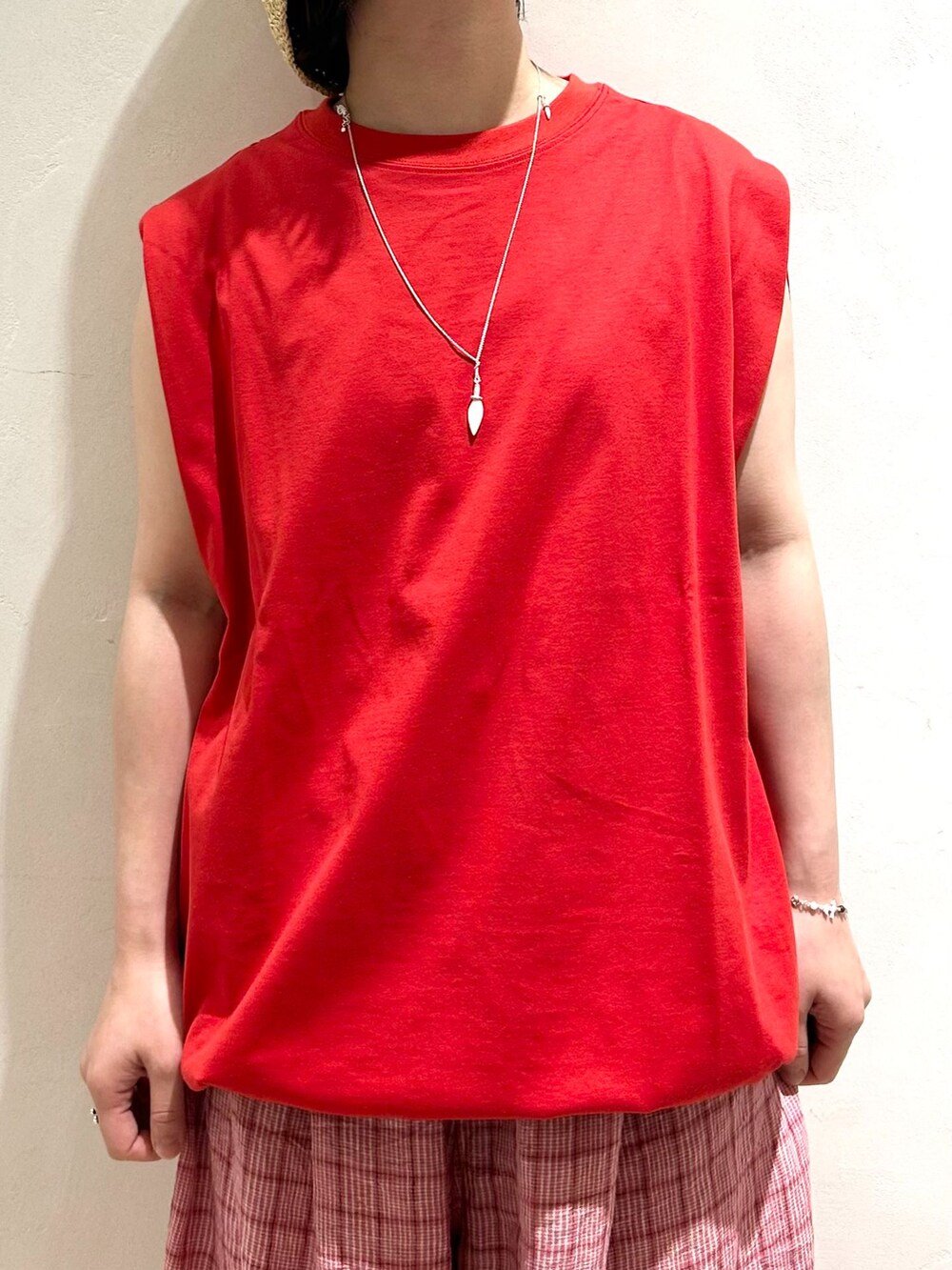 レッド系のその他パンツ、レッド系のTシャツ/カットソーを着用したレディースの夏コーディネートの5枚目の写真