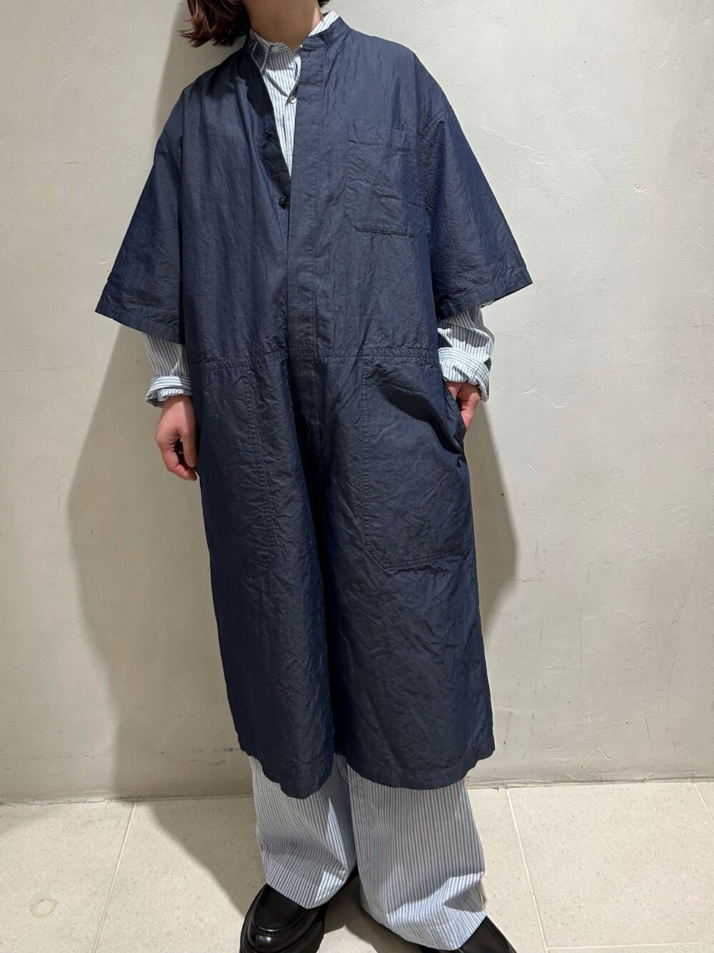 ブルー系のつなぎ/オールインワン、ブルー系のその他パンツ、ブルー系のシャツ/ブラウスを着用したレディースの春コーディネートの7枚目の写真